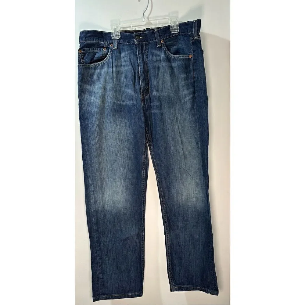 Levi’s men’s 505 straight leg medium wash jeans size 38x30. #38-0954